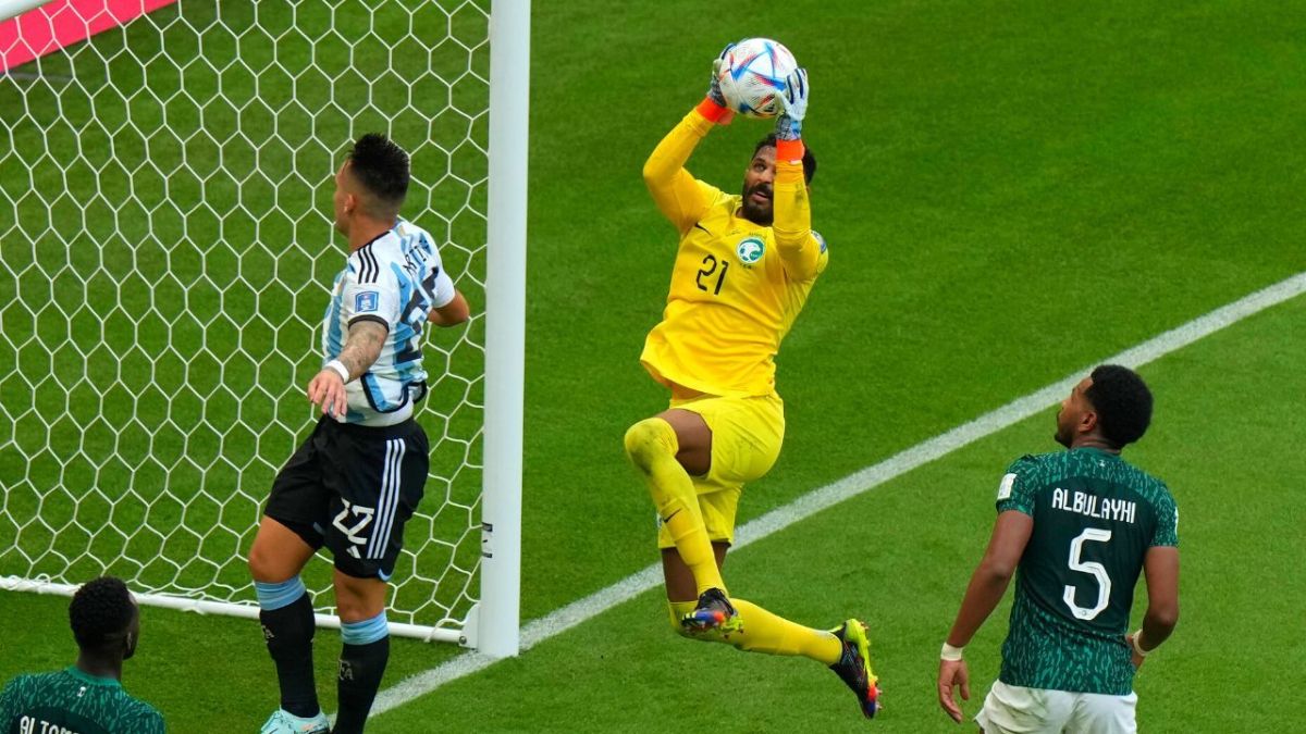 محمد العويس.. الأفضل في مواجهة السعودية والأرجنتين