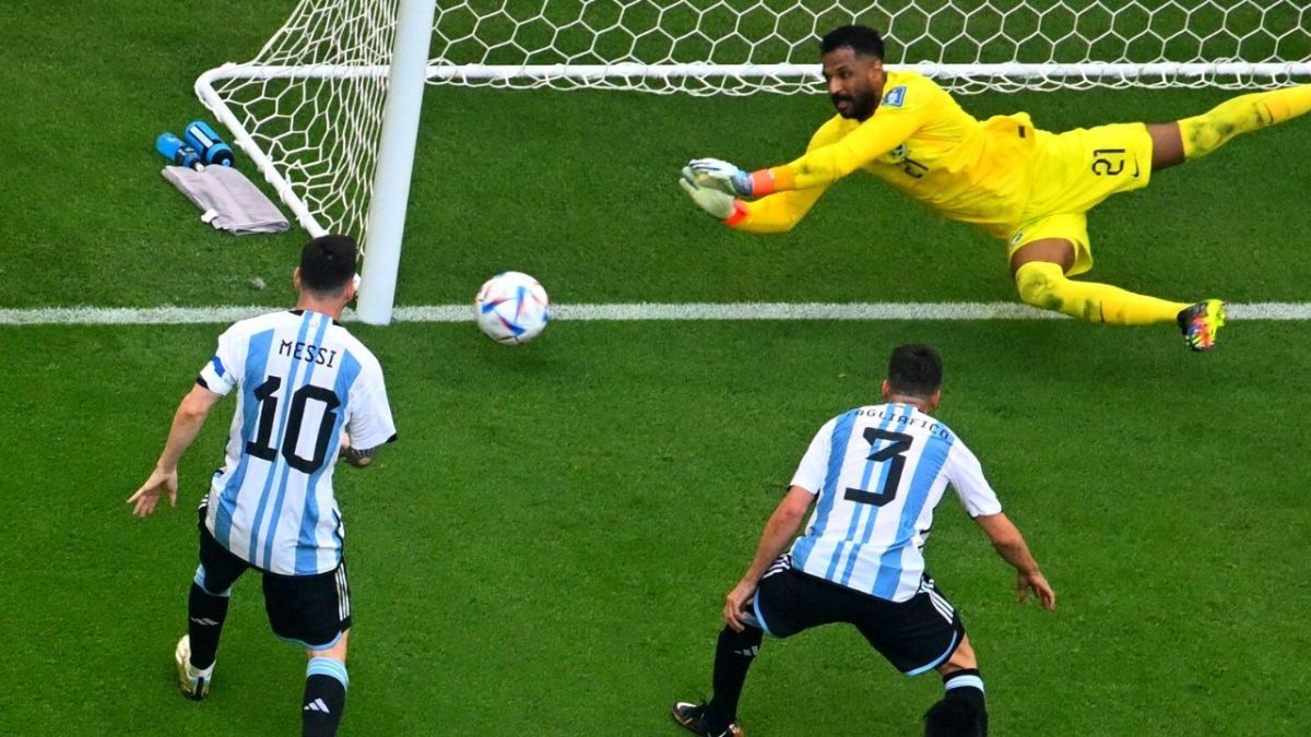 محمد العويس.. الأفضل في مواجهة السعودية والأرجنتين