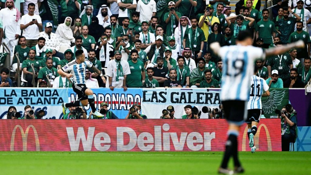 المنتخب السعودي يكتب التاريخ في كأس العالم بفوزه الأسطوري على الأرجنتين 4 فوز المنتخب السعودي على الأرجنتين