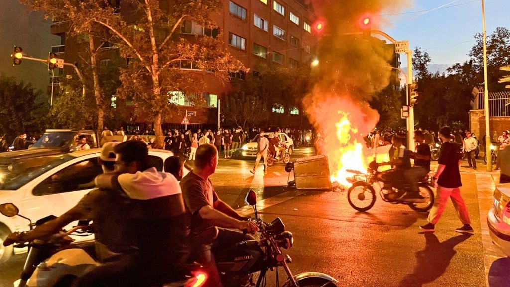 فريدة مرادخاني في الفيديو وهي تتلو بياناً داعية الغرب لقطع علاقاته بإيران