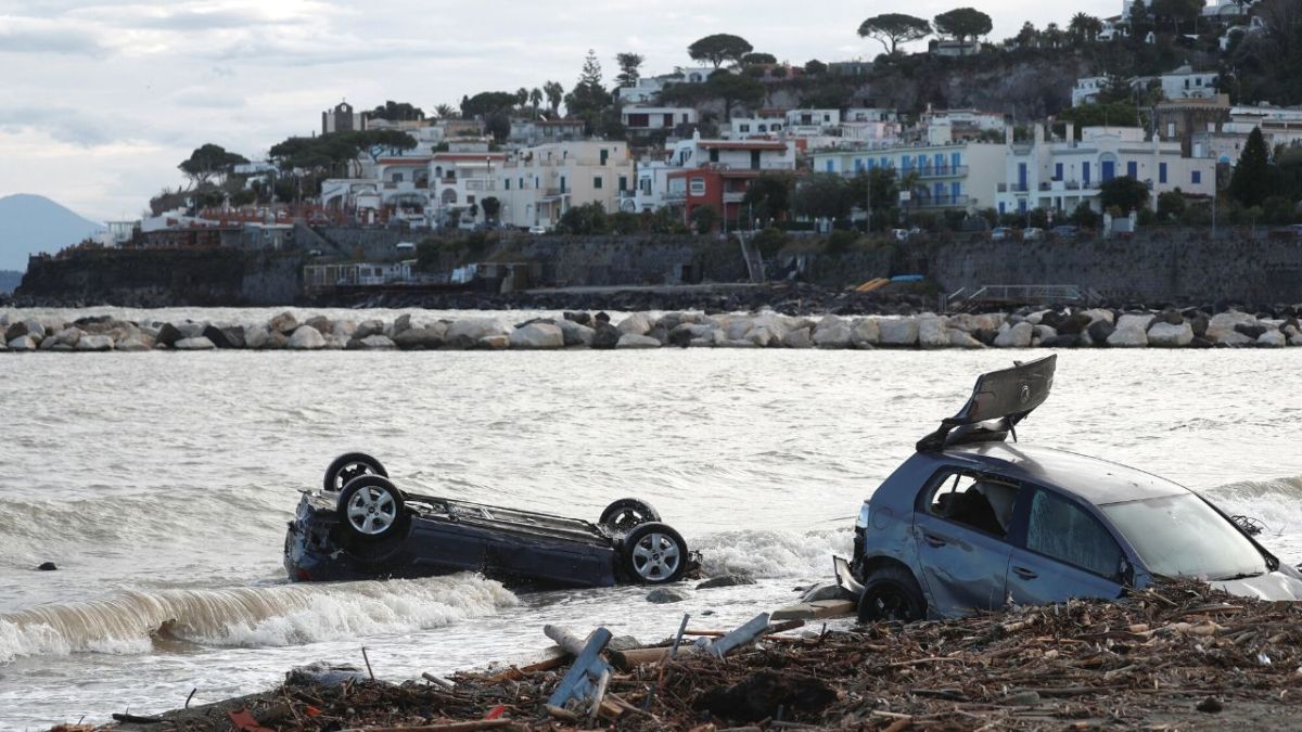 إعلان حال الطوارئ في جزيرة إيسكيا الإيطالية بعد انزلاق التربة