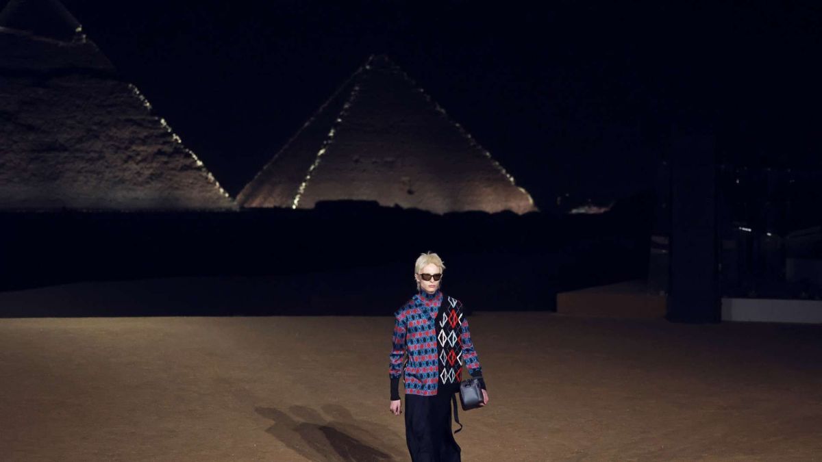 ديور تقدم عرضاً مرصعاً بالنجوم في أهرامات مصر