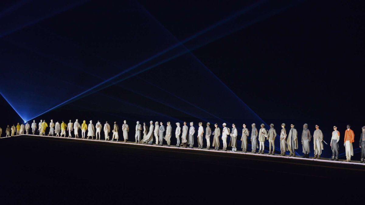 ديور تقدم عرضاً مرصعاً بالنجوم في أهرامات مصر