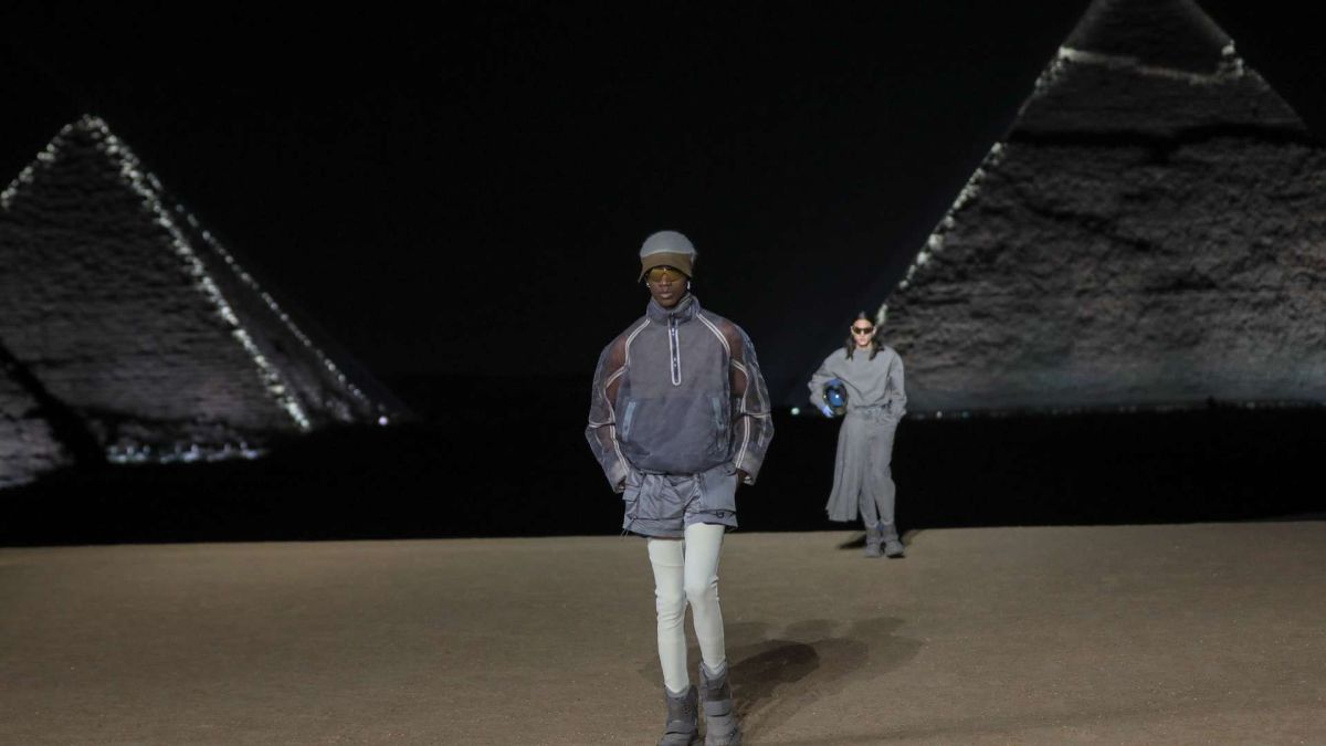 ديور تقدم عرضاً مرصعاً بالنجوم في أهرامات مصر