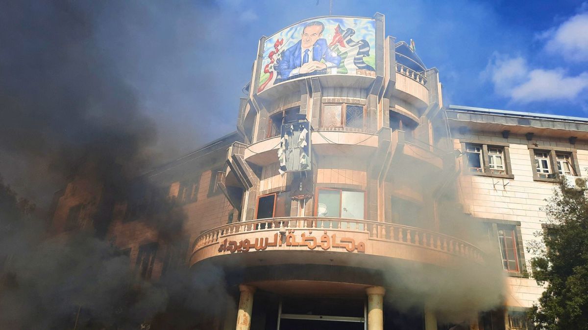 مقتل محتج وشرطي.. ماذا يحصل في السويداء جنوب سوريا؟