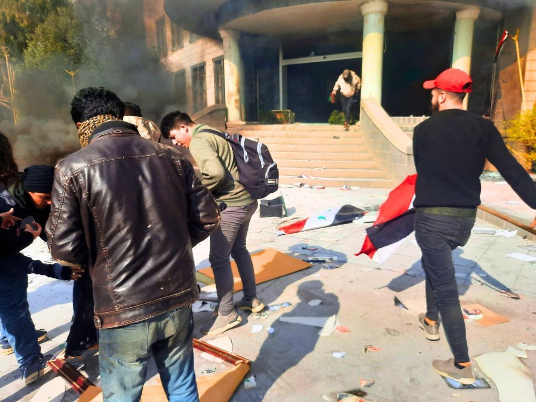 مقتل محتج وشرطي.. ماذا يحصل في السويداء جنوب سوريا؟