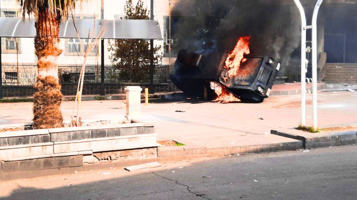 مقتل محتج وشرطي.. ماذا يحصل في السويداء جنوب سوريا؟