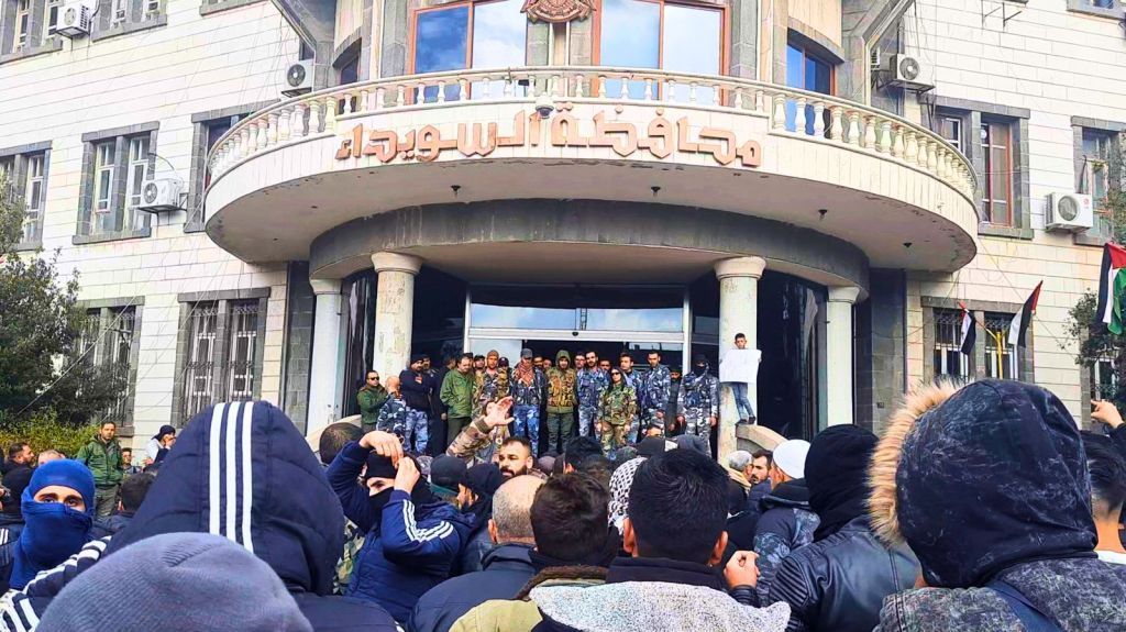 مقتل محتج وشرطي.. ماذا يحصل في السويداء جنوب سوريا؟