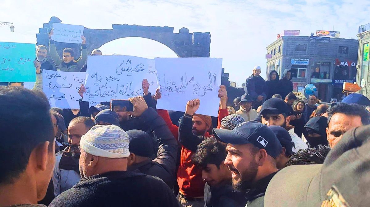 مقتل محتج وشرطي.. ماذا يحصل في السويداء جنوب سوريا؟