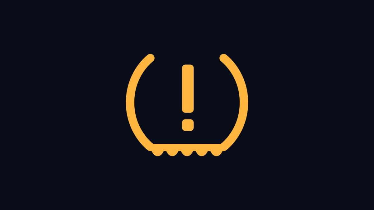 الرموز والإشارات الضوئية على لوحة قيادة السيارة