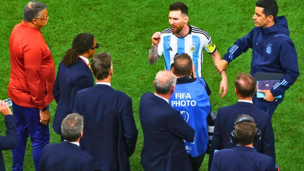 إلى ماذا تنظر أيها الأحمق؟.. كواليس مشادة ميسي مع فان خال في ربع نهائي كأس العالم 2022 2 إلى ماذا تنظر أيها الأحمق؟.. كواليس مشادة ميسي مع فان خال