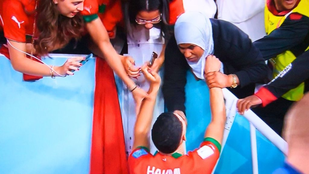 أهالي اللاعبين يشاركون أسود الأطلس فرحتهم بالتأهل لنصف نهائي كأس العالم