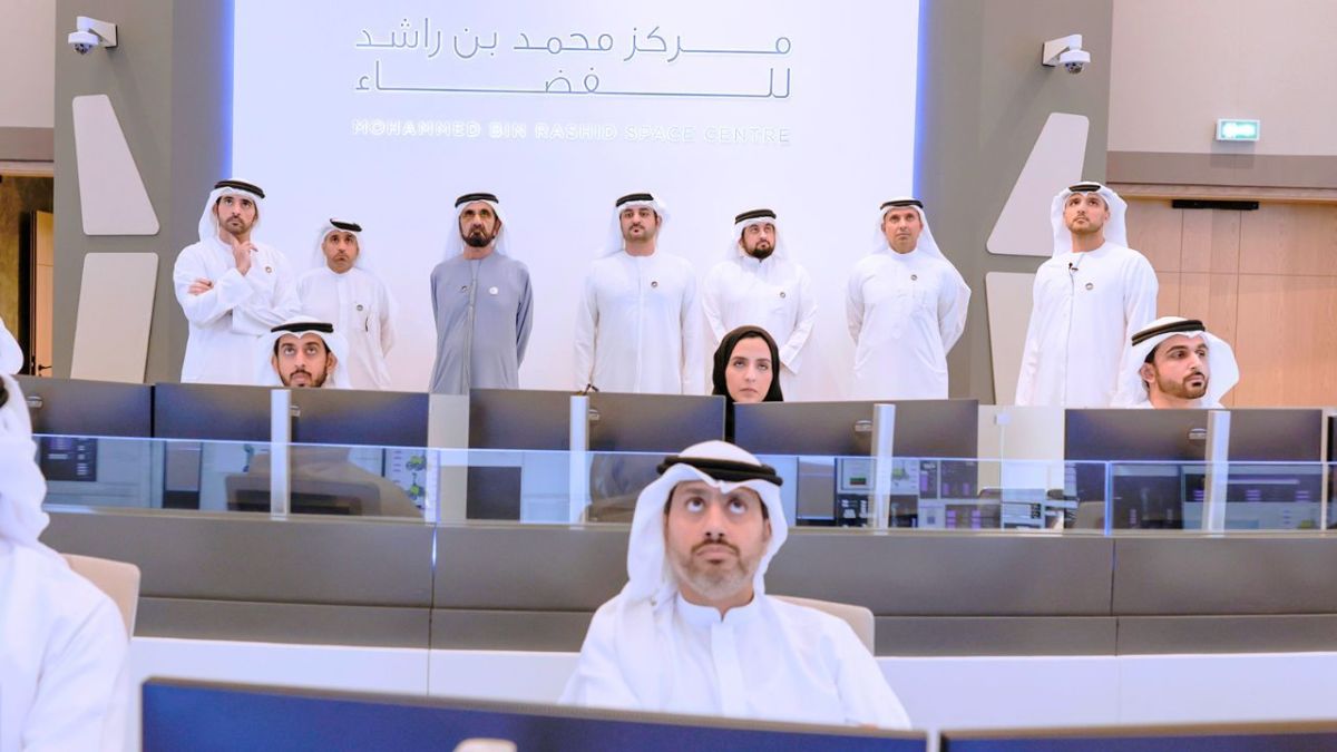 بعد نجاح انطلاق "المستكشف راشد".. محمد بن راشد يزور غرفة التحكم الرئيسية بمركز الفضاء بالخوانيج 1 بعد نجاح انطلاق "المستكشف راشد".. محمد بن راشد يزور غرفة التحكم الرئيسية بمركز الفضاء بالخوانيج