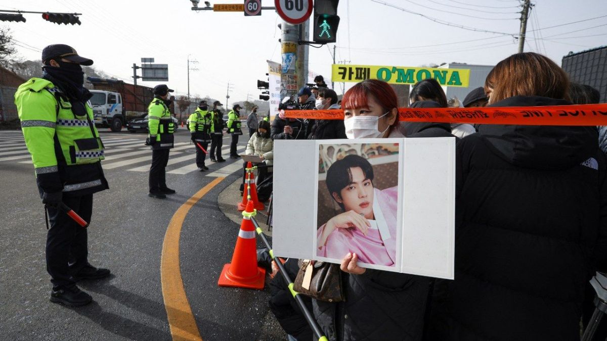 أزمة ”بي تي اس“.. هل تهدد الخدمة العسكرية الإلزامية مستقبل الفرقة الكورية؟ 1 أزمة ”بي تي اس“.. هل تهدد الخدمة العسكرية الإلزامية مستقبل الفرقة الكورية؟