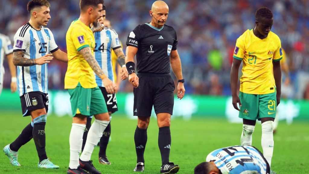 86 بطاقة صفراء في 17 مباراة.. من هو حكم نهائي كأس العالم بين فرنسا والأرجنتين؟