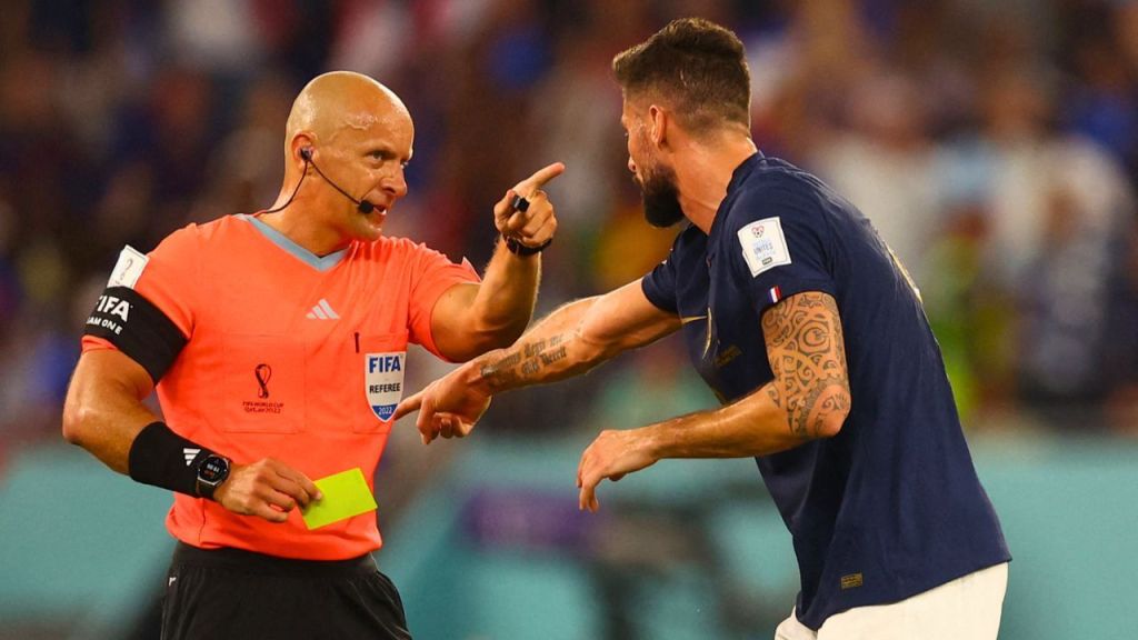 86 بطاقة صفراء في 17 مباراة.. من هو حكم نهائي كأس العالم بين فرنسا والأرجنتين؟