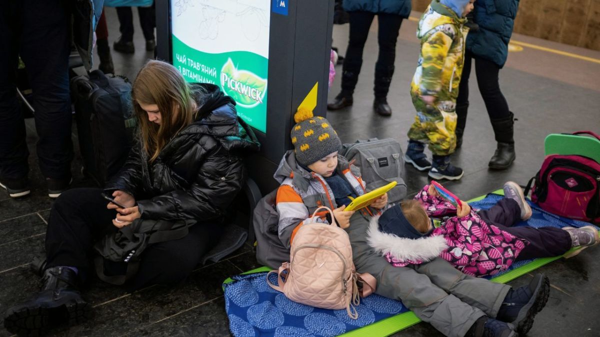 بينما تشن روسيا هجومًا صاروخيًا.. سكان كييف يختبئون في مترو الأنفاق