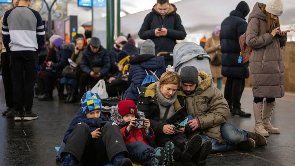 بينما تشن روسيا هجومًا صاروخيًا.. سكان كييف يختبئون في مترو الأنفاق