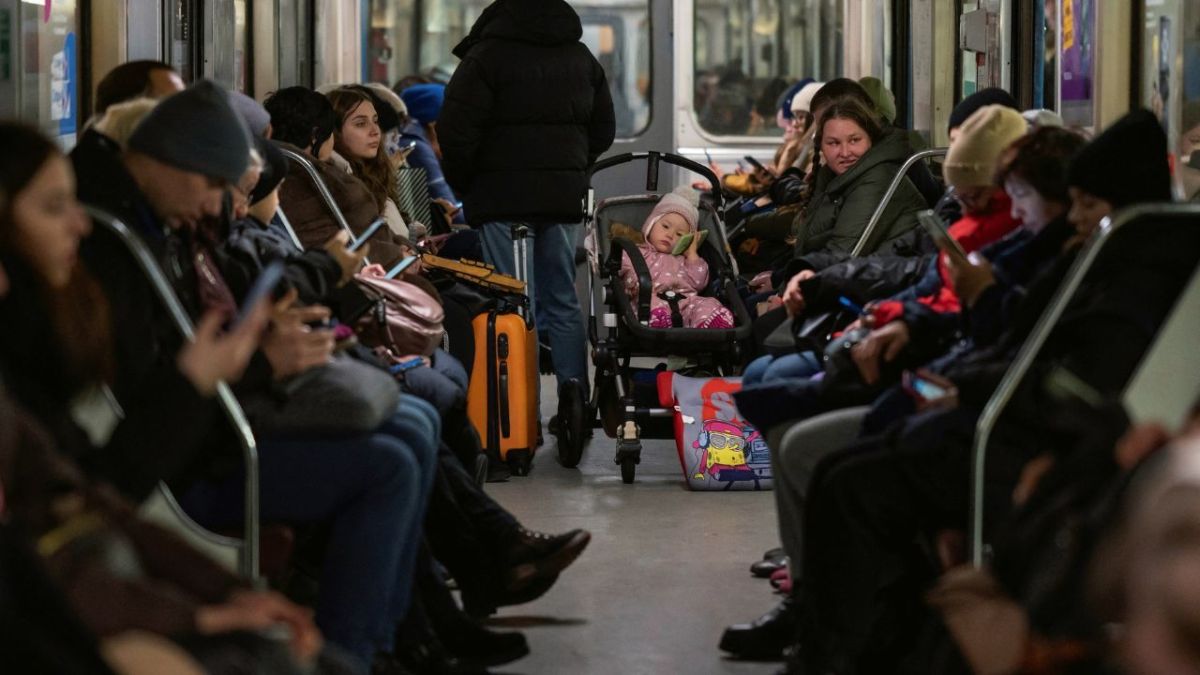 بينما تشن روسيا هجومًا صاروخيًا.. سكان كييف يختبئون في مترو الأنفاق