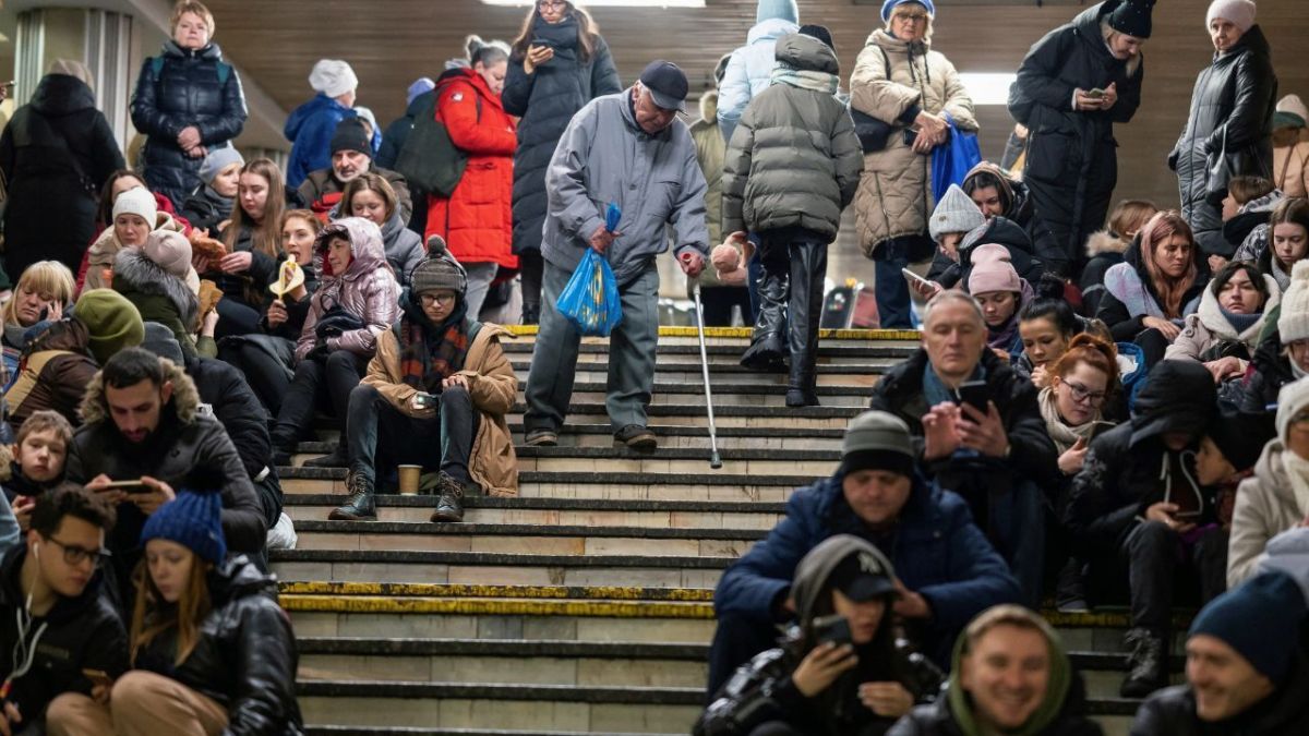 بينما تشن روسيا هجومًا صاروخيًا.. سكان كييف يختبئون في مترو الأنفاق