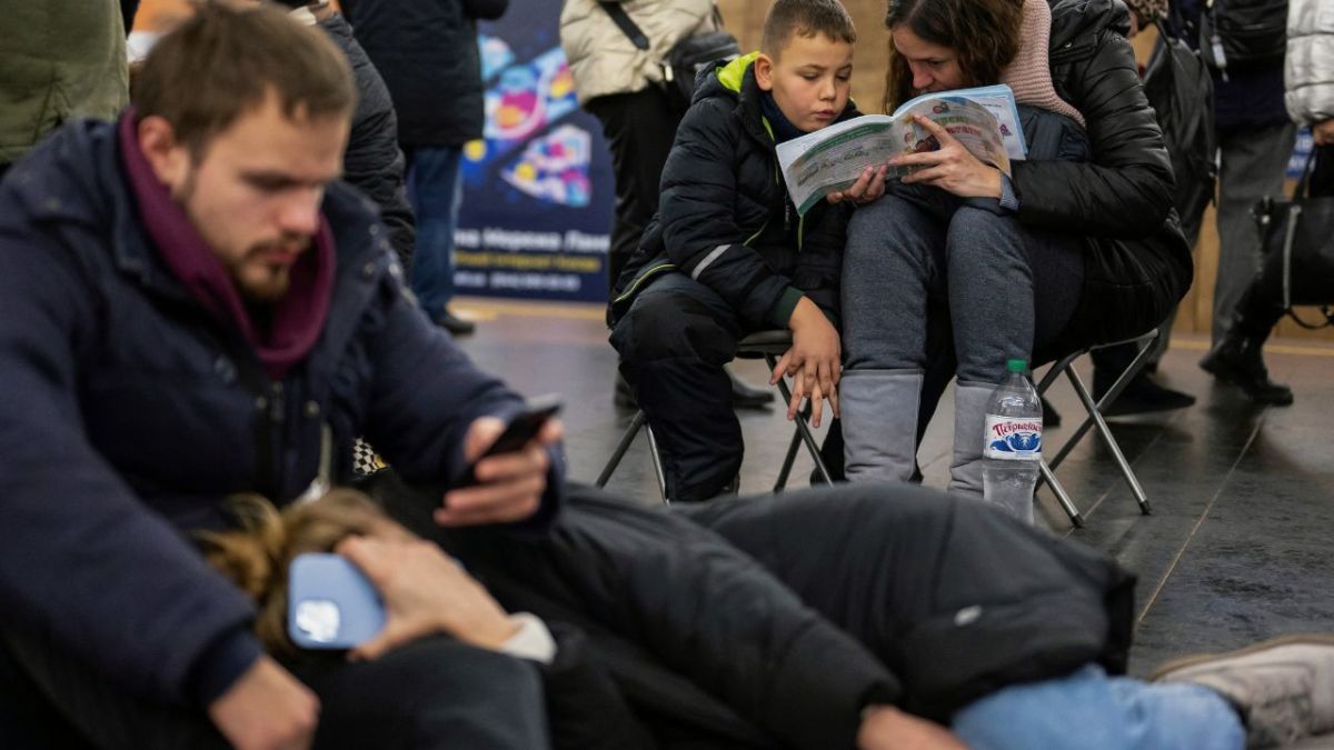 بينما تشن روسيا هجومًا صاروخيًا.. سكان كييف يختبئون في مترو الأنفاق