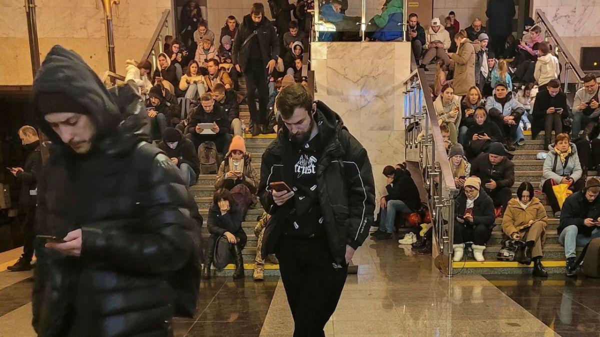 بينما تشن روسيا هجومًا صاروخيًا.. سكان كييف يختبئون في مترو الأنفاق