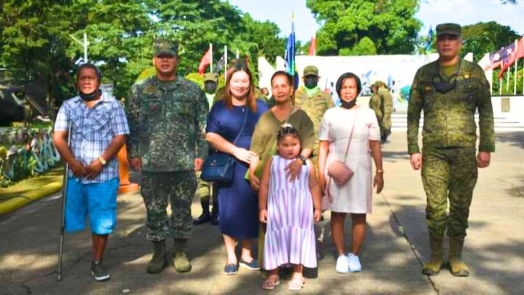 الفلبين.. وضع إكليل من الزهور على ضحايا محاربة الإرهاب 1 الفلبين.. وضع إكليل من الزهور على ضحايا محاربة الإرهاب