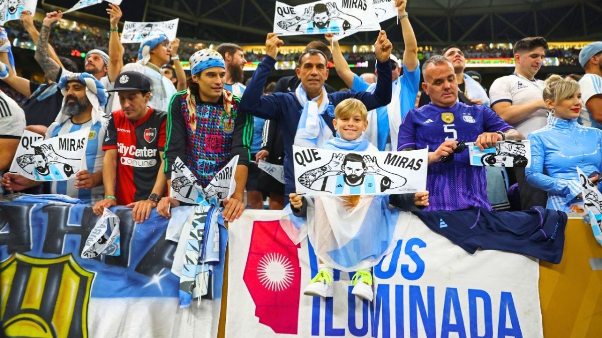 جماهير الأرجنتين وفرنسا يشعلون المدارج خلال المواجهة الحاسمة