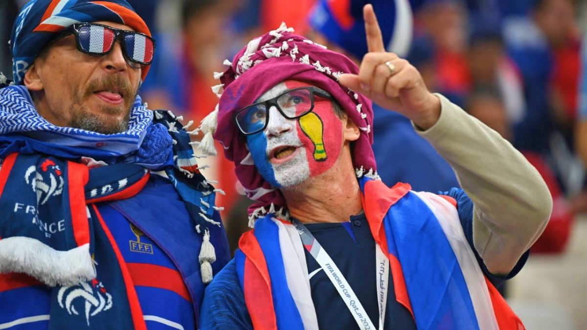 جماهير الأرجنتين وفرنسا يشعلون المدارج خلال المواجهة الحاسمة