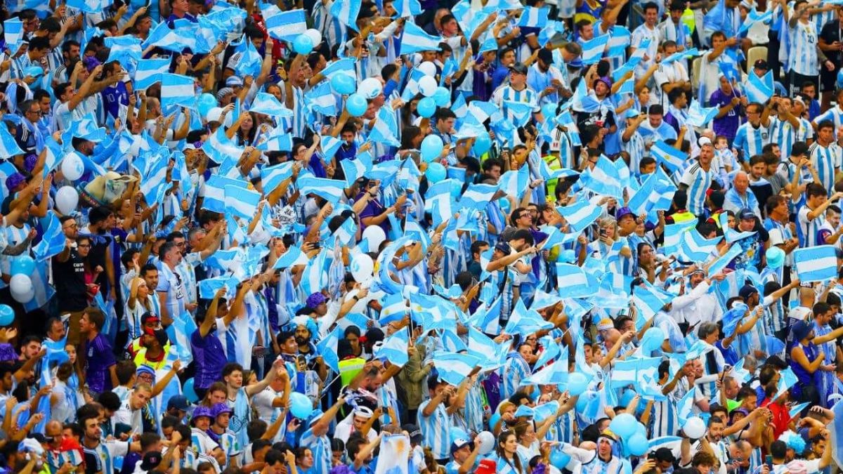 جماهير الأرجنتين وفرنسا يشعلون المدارج خلال المواجهة الحاسمة