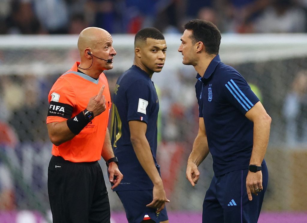 سكالوني ينضم لنادي العظماء ويدخل التاريخ بإنجاز أسطوري