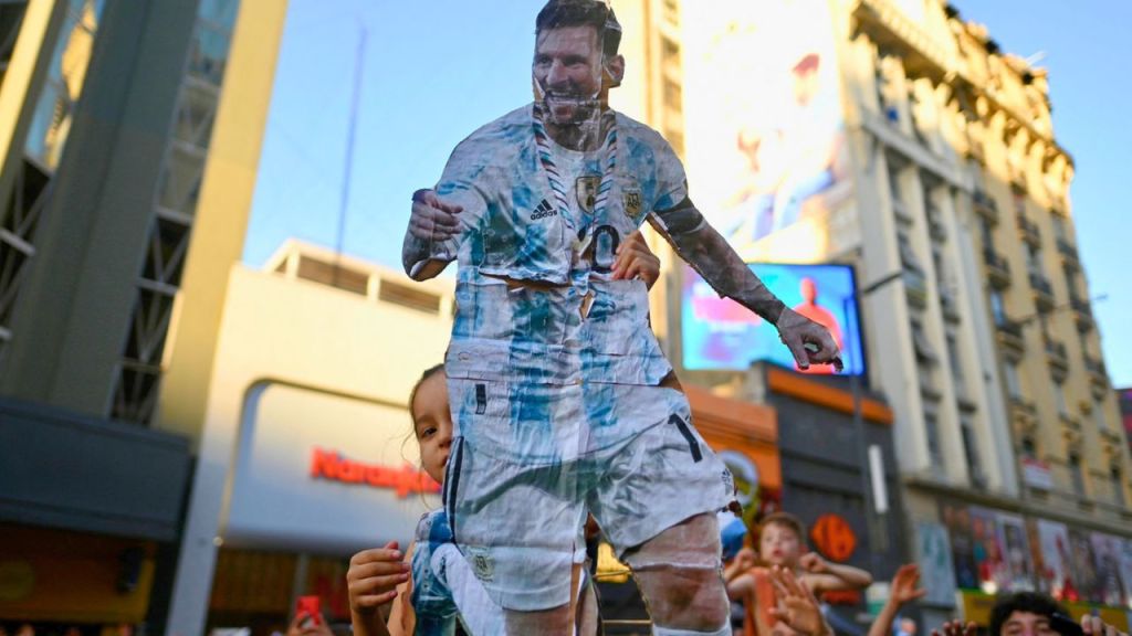 ليلة لم تنم فيها بوينس آيرس.. فرحة جنونية لجماهير الأرجنتين بعد التتويج بلقب كأس العالم