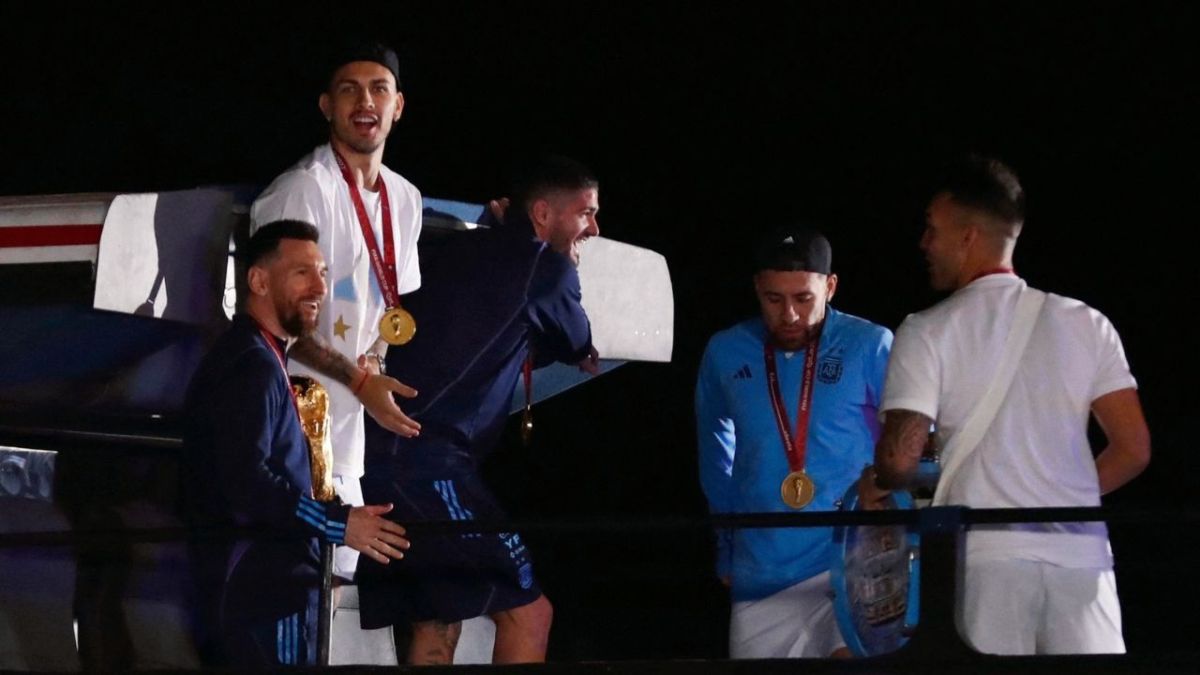 منتخب الأرجنتين الفائز بكأس العالم لكرة القدم 2022 يصل إلى بوينوس ايرس