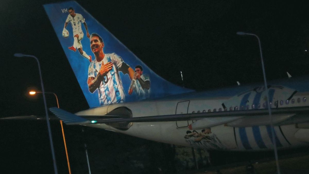 منتخب الأرجنتين الفائز بكأس العالم لكرة القدم 2022 يصل إلى بوينوس ايرس