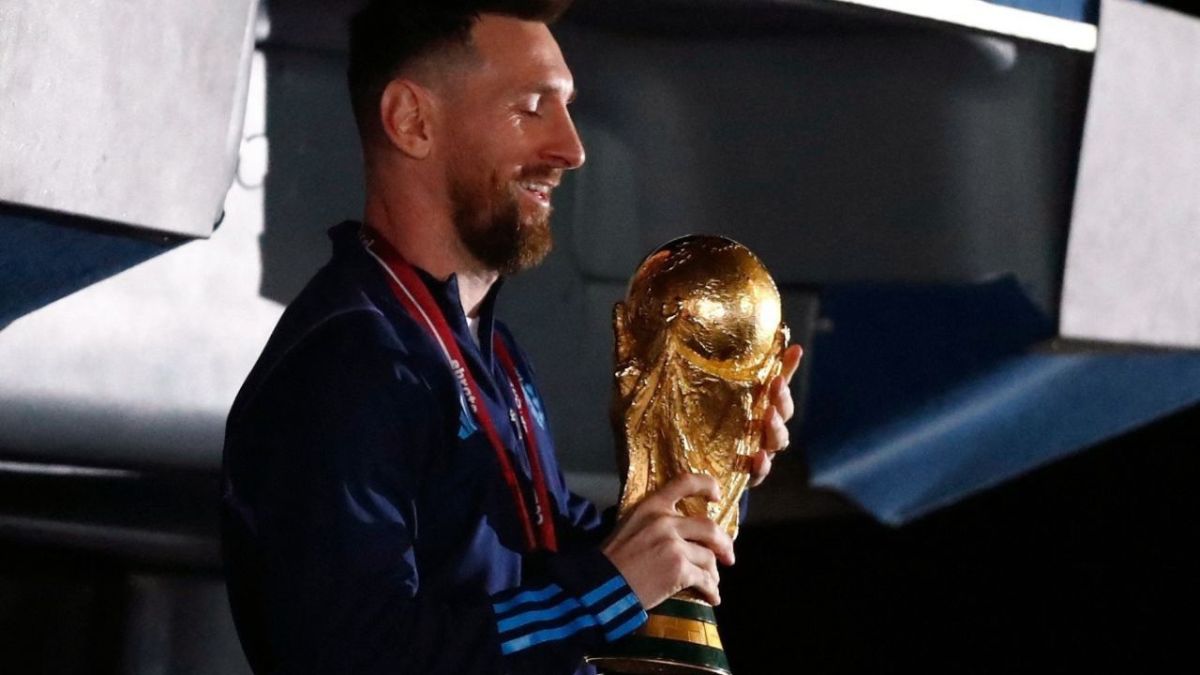 حاملين كأس العالم.. ميسي ورفاقه يجوبون شوارع العاصمة الأرجنتينية وسط استقبال شعبي مهيب 3 حاملين كأس العالم.. ميسي ورفاقه يجوبون شوارع العاصمة الأرجنتينية وسط استقبال شعبي مهيب