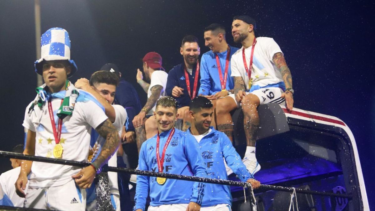 حاملين كأس العالم.. ميسي ورفاقه يجوبون شوارع العاصمة الأرجنتينية وسط استقبال شعبي مهيب 4 حاملين كأس العالم.. ميسي ورفاقه يجوبون شوارع العاصمة الأرجنتينية وسط استقبال شعبي مهيب