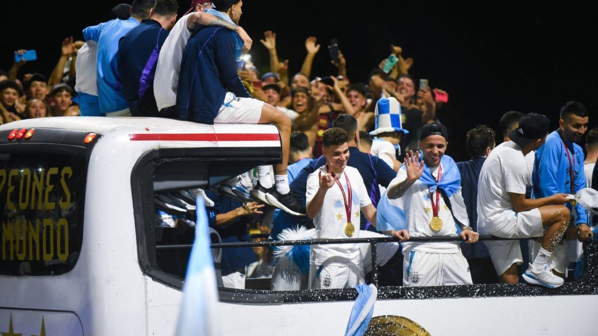 حاملين كأس العالم.. ميسي ورفاقه يجوبون شوارع العاصمة الأرجنتينية وسط استقبال شعبي مهيب 5 حاملين كأس العالم.. ميسي ورفاقه يجوبون شوارع العاصمة الأرجنتينية وسط استقبال شعبي مهيب