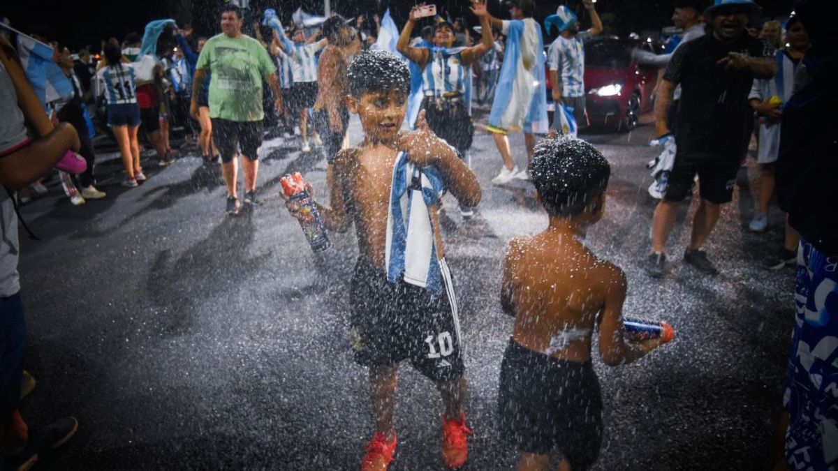 حاملين كأس العالم.. ميسي ورفاقه يجوبون شوارع العاصمة الأرجنتينية وسط استقبال شعبي مهيب 7 حاملين كأس العالم.. ميسي ورفاقه يجوبون شوارع العاصمة الأرجنتينية وسط استقبال شعبي مهيب