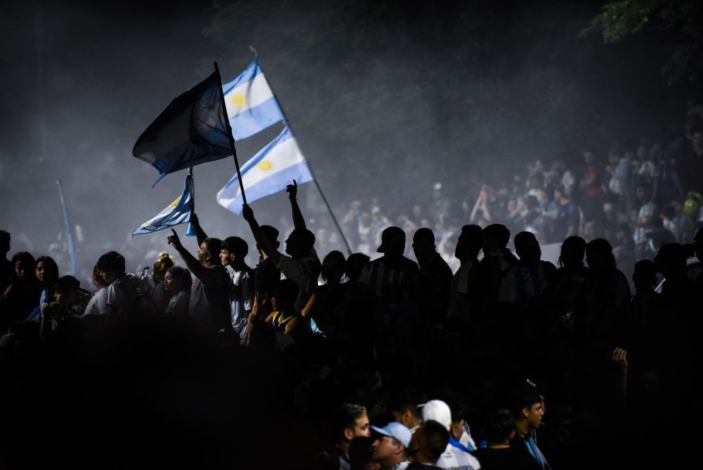 حاملين كأس العالم.. ميسي ورفاقه يجوبون شوارع العاصمة الأرجنتينية وسط استقبال شعبي مهيب 2 حاملين كأس العالم.. ميسي ورفاقه يجوبون شوارع العاصمة الأرجنتينية وسط استقبال شعبي مهيب