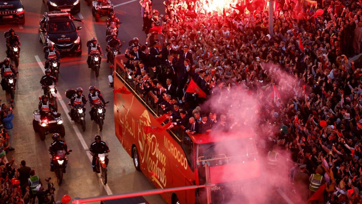 بالصور.. استقبال أسطوري لمنتخب المغرب بعد إنجازه في كأس العالم 1 بث مباشر.. منتخب المغرب يصل الرباط بعد الإنجاز التاريخي