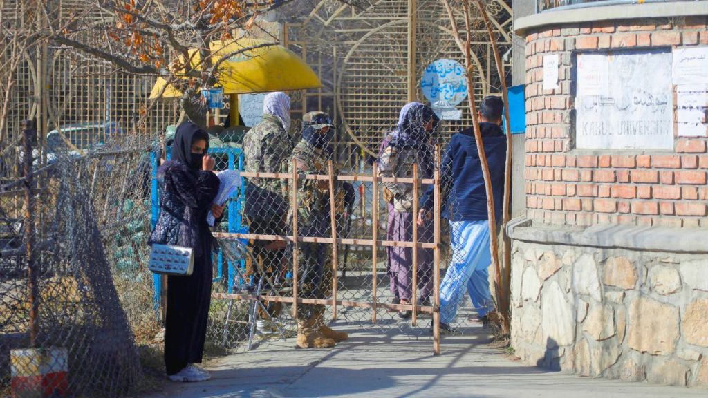 أمن طالبان يمنع شابات من دخول الجامعات بعد حظر التعليم 1 أمن طالبان يمنع شابات من دخول الجامعات بعد حظر التعليم