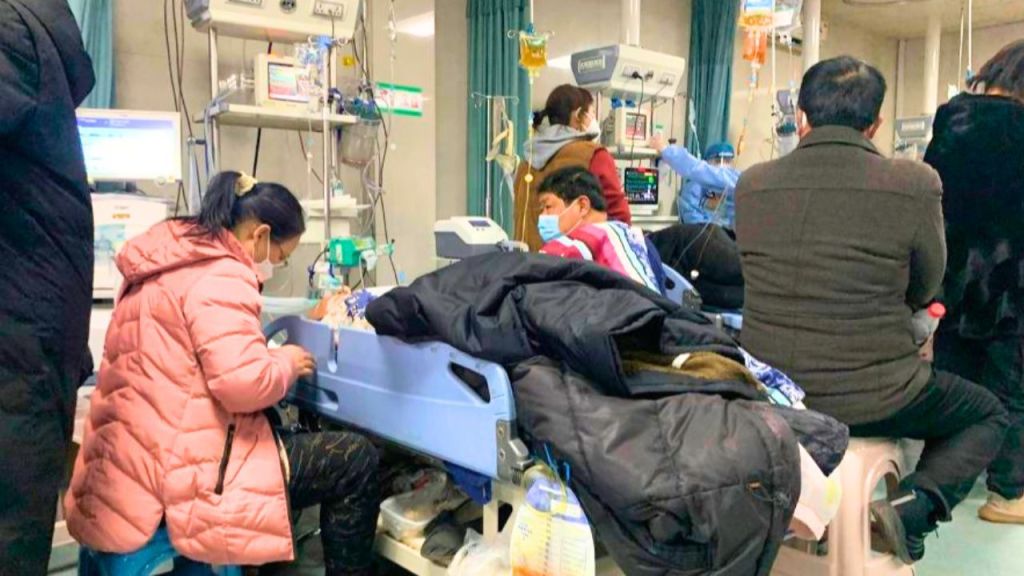 اكتظاظ المستشفيات والمرضى يفترشون الأرض.. أزمة كورونا تتفاقم في الصين 1 اكتظاظ المستشفيات والمرضى يفترشون الأرض.. أزمة كورونا تتفاقم في الصين