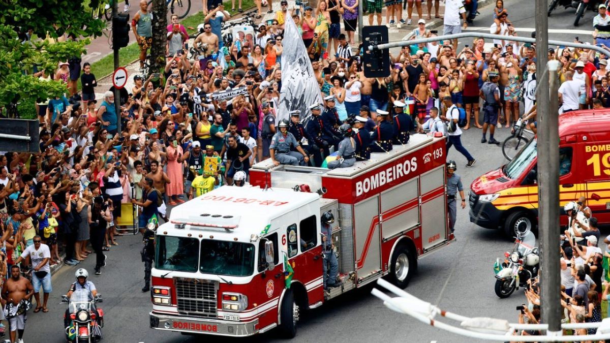 رحلة بيليه الأخيرة.. البرازيل تودّع الجوهرة السوداء بموكب مهيب 2 رحلة بيليه الأخيرة.. البرازيل تودّع الجوهرة السوداء بموكب مهيب