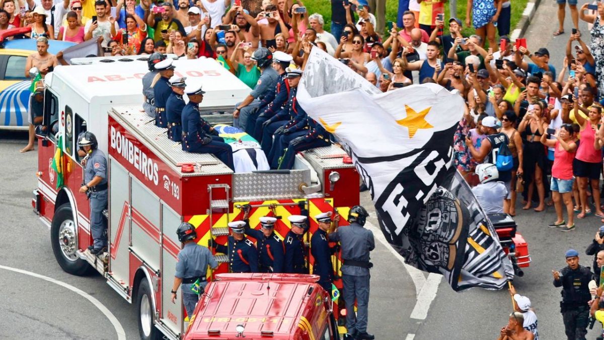 رحلة بيليه الأخيرة.. البرازيل تودّع الجوهرة السوداء بموكب مهيب 1 بالصور.. جنازة ضخمة توديعاً للأسطورة بيليه