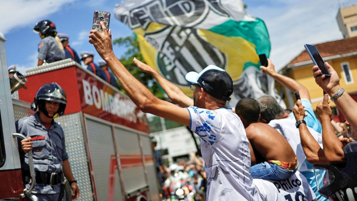 رحلة بيليه الأخيرة.. البرازيل تودّع الجوهرة السوداء بموكب مهيب 3 رحلة بيليه الأخيرة.. البرازيل تودّع الجوهرة السوداء بموكب مهيب