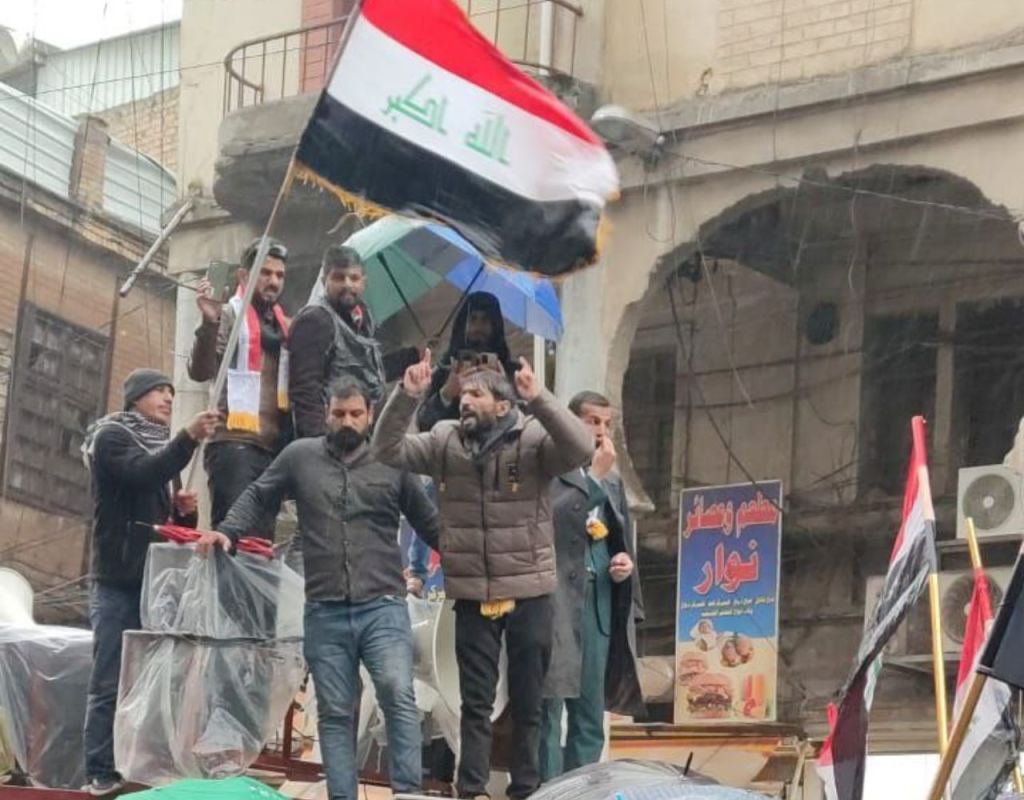 رغم غزارة الأمطار.. تظاهرات في العراق بسبب رفع سعر الصرف 1 رغم غزارة الأمطار.. تظاهرات في العراق بسبب رفع سعر الصرف