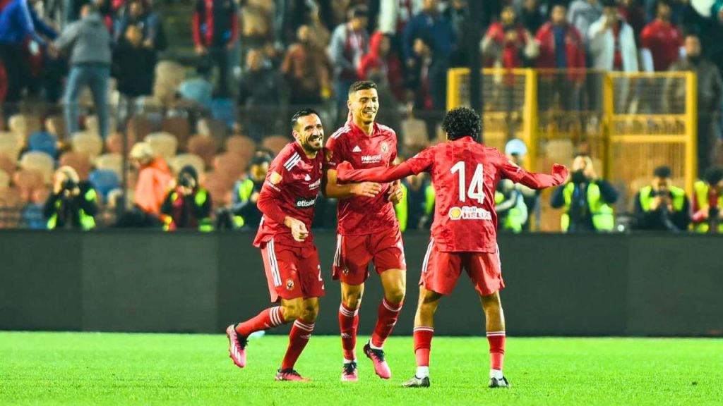الأهلي يبتعد بصدارة الدوري المصري بعد "ثلاثية" الزمالك