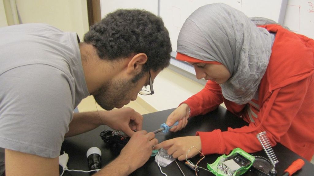 حكاية إلهام فضالي عالمة الفيزياء المصرية من الإحباط والمعاناة إلى العالمية (2)