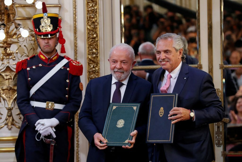 بعد الإعلان الرسمي.. هل يمكن إصدار عملة مشتركة من الأرجنتين والبرازيل؟