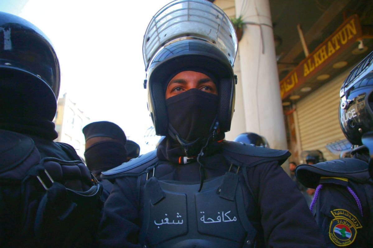 وسط انهيار قياسي للدينار.. العراقيون ينتفضون في وجه مافيا تهريب الدولار إلى إيران 8 وسط انهيار قياسي للدينار.. العراقيون ينتفضون في وجه مافيا تهريب الدولار إلى إيران